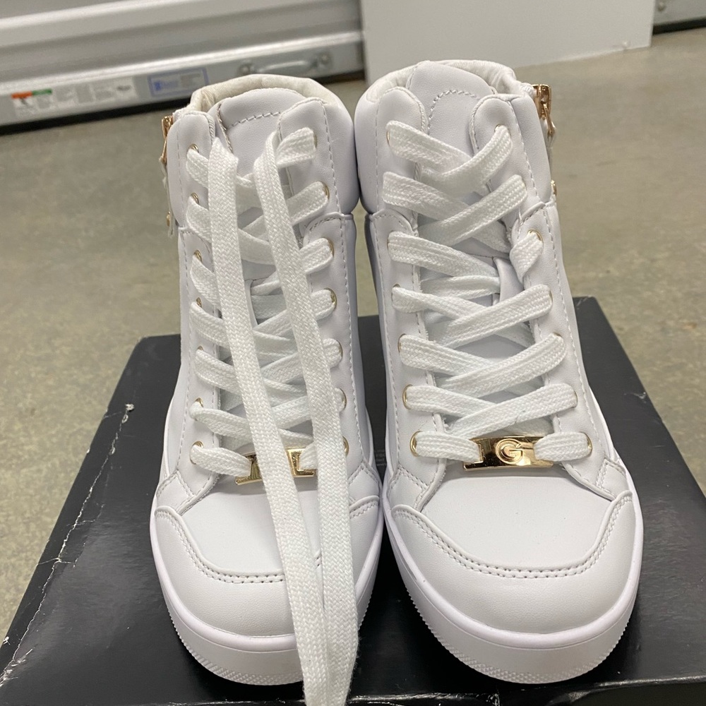 G By Guess Wedge Sneaker, sizes 8 and 8.5, All White Trimmed In Gold Pre-Owned - Picture 2 of 5